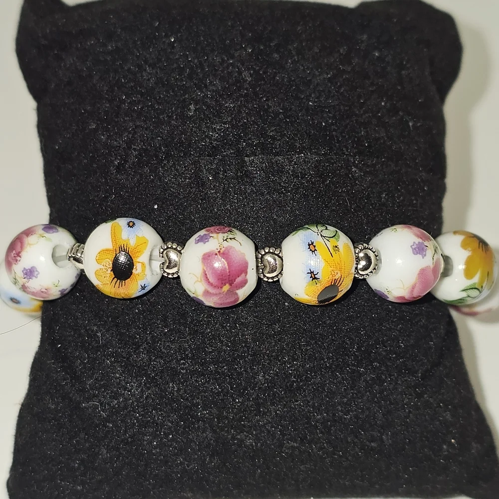 Floral Beaded Stretch Bracelet Handmade - Picture 1 of 3